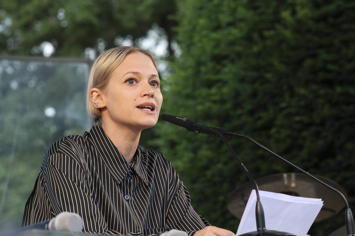 Burgtheater-Schauspielerin Mavie Hörbiger trug eine Rede vor, mit der einst Bruno Kreisky der „Presse“ zum 125. Geburtstag gratuliert hatte.