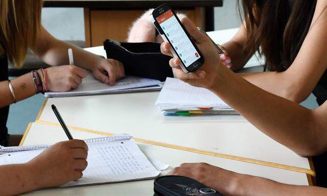 Abgelenkt durch Smartphones? Oder nützlich für den Unterricht?