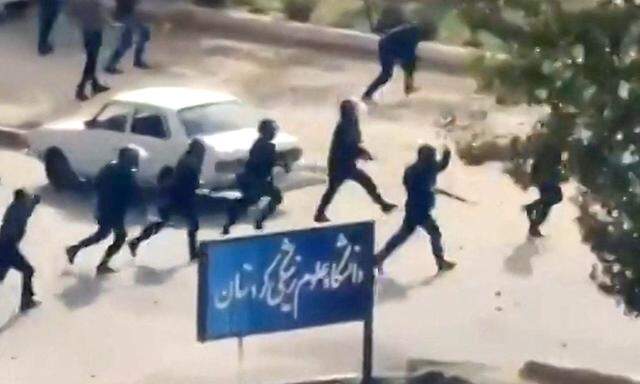  Angriff auf Demonstranten. Sicherheitskräfte des iranischen Regimes stürmen die Universität in der Stadt Sanandadsch in Irans Kurdengebieten. 