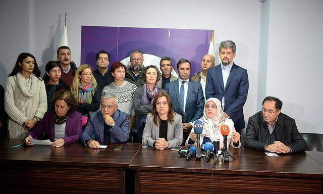 Mitglieder der HDP bei einer Pressekonferenz am Freitag.