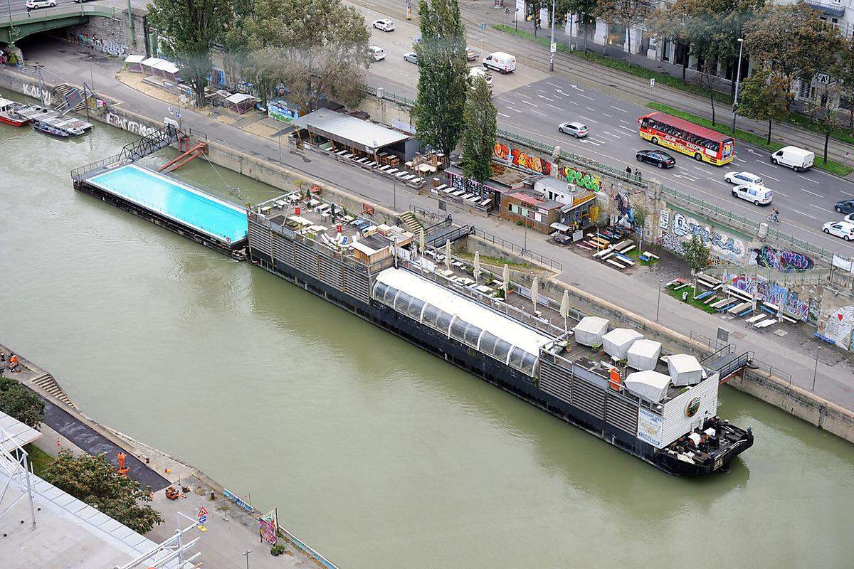 Interessant auch die Vertragsgestaltung beim Badeschiff am Wiener Donaukanal: Im Jahr 2004 wurden die Flächen am Donaukanal an einen Mitarbeiter des Verkehrsministeriums als Privatperson zum günstigen Zins von 483 Euro pro Jahr vermietet. Dieser aber vermietete das Areal um 2019 Euro an ein Unternehmen weiter, das dort das Badeschiff betrieb – aber diesmal pro Monat. Mittlerweile ist der ursprünglich als unbefristete vereinbarte Vertrag mit dem Ministeriums-Mitarbeiter gekündigt.