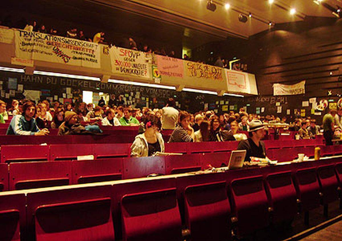 Am Montag Abend war der größte Hörsaal Österreichs zuerst gefüllt, dann sogar brechend voll, denn: Die Live-Synchronisierer, "Maschek", die sich auch mit ihrer Puppenshow "Bei Faymann" im Rabenhof einen Namen gemacht haben, traten auf.
