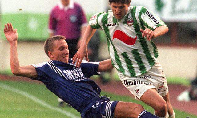 Ein verträumter Blick zurück: 1997 brachte Manfred Schmid (l.) Didi Kühbauer zu Fall. 21 Jahre später erlebt Kühbauer sein erstes Wiener Derby als SCR-Trainer.