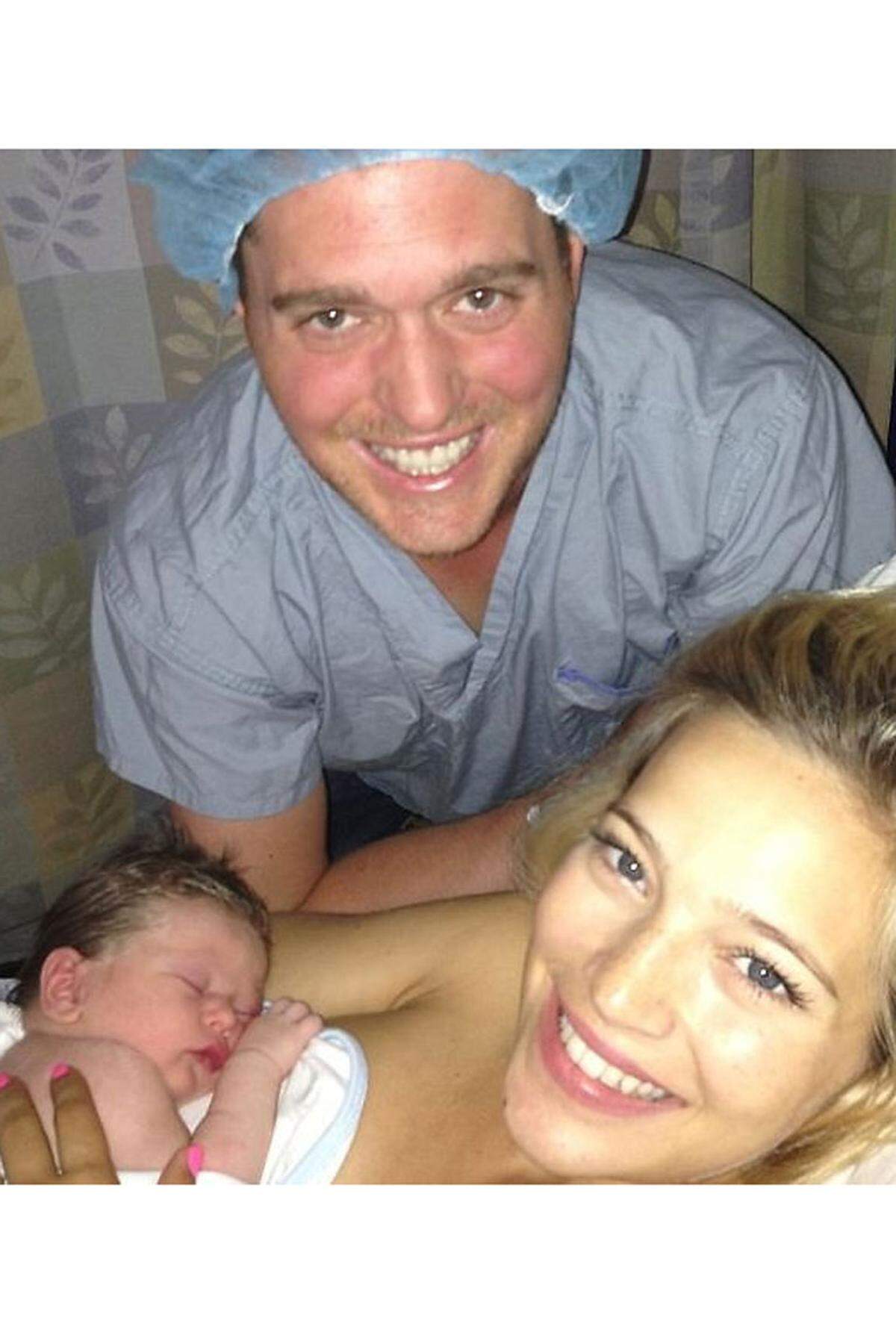 Michael Bublé veröffentlicht nach der Geburt seines ersten Sohnes Noah 27. August 2013 dieses Foto auf Twitter. Die frischgebackene Modelmutter Luisana Lopilato strahlt wie der Sänger über beide Ohren.