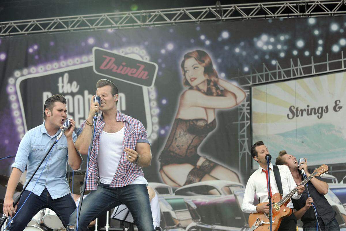 Nebenan auf der Blue Stage versprachen The Baseballs leichten Spaß: Die Berliner haben sich als Coverband von (Pop-)Hits im Rock-’n’-Roll-Stil einen Namen gemacht.