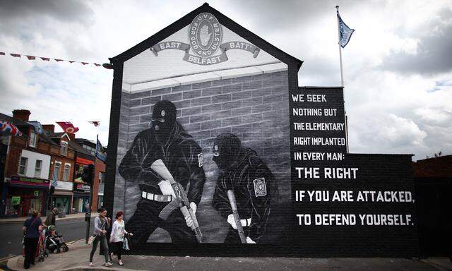 Martialische Wandgemälde haben in Nordirlands Hauptstadt, Belfast, Tradition. Sie markieren katholische und protestantische Viertel und gedenken der eigenen Paramilitärs.