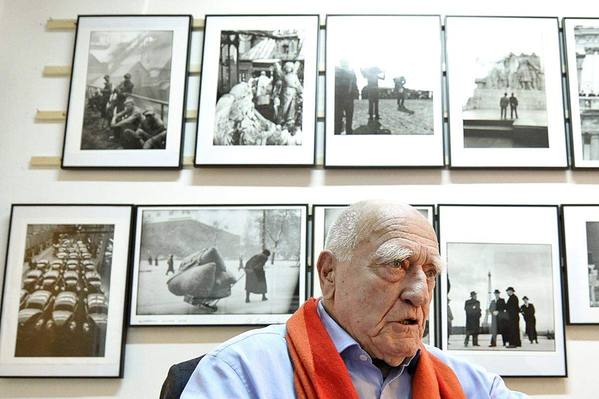 "Um ein gutes Foto zu machen, braucht man zwei Augen", umriss Erich Lessing einst prosaisch seine Kunst: "Und Augen sind entweder begabt zum Sehen oder nicht." Die Augen des österreichischen Fotografen gehörten in der Nachkriegszeit zu den begabtesten der Welt. Wenige Wochen nach seinem 95. Geburtstag ist er nun gestorben.