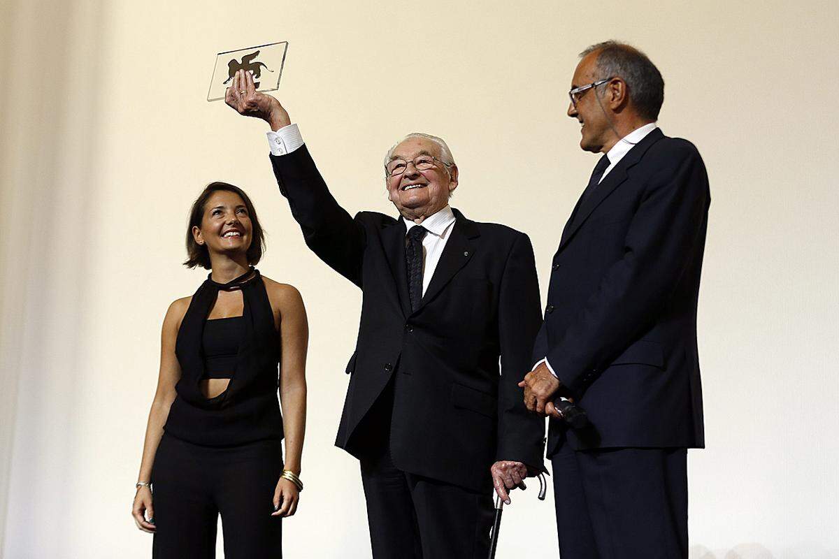 Am Donnerstag erhielt der polnische Regisseur Andrzej Wajda einen Ehrenpreis des Filmfestivals Venedig. Der 87-Jährige zeigt am Lido "Walesa. Mann der Hoffnung". Der Film über den Gründer der Gewerkschaft "Solidarnosc" ist nach "Mann aus Marmor" und "Mann aus Eisen" der Abschluss von Wajdas Danzig-Trilogie. Zum Abschluss kommt auch das Filmfest: Am Samstagabend wird der Hauptpreis, der Goldene Löwe vergeben. Als einer der Favoriten gilt ...