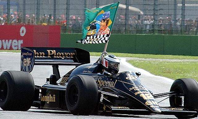 Gerhard Berger 2004 im beruehmten Lotus der 80er. Er faehrt mit einer Senna-Flagge, um an den 1994 verstorbenen Brasilianer zu erinnern