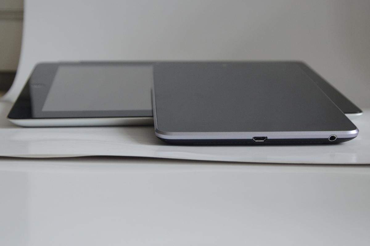Das Nexus 7 ist mit 7Zoll nur knapp halb so groß wie das iPad von Apple.