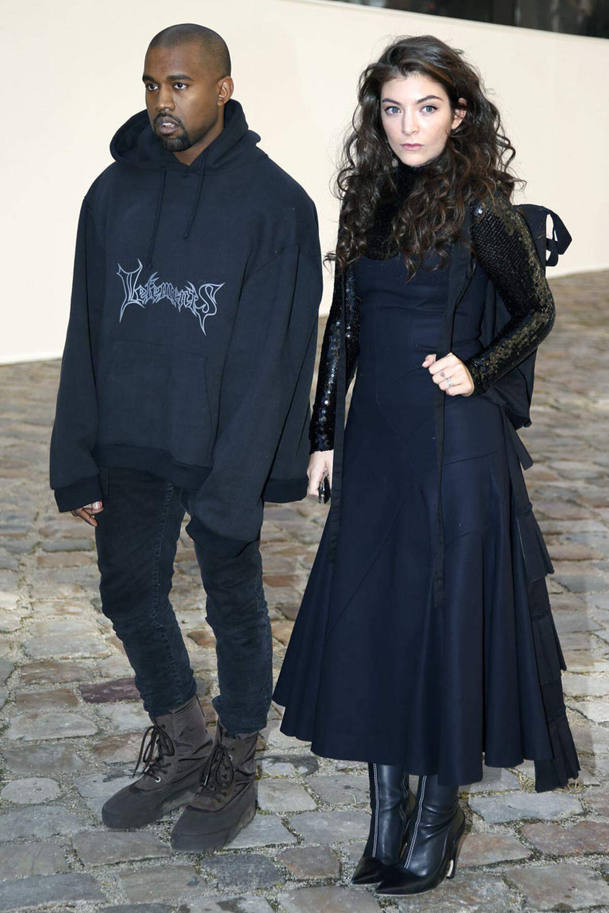 Ehemann Kanye West ist nicht nur als Designer, sondern auch als Zuschauer umtriebig. Mit Sängerin Lorde interessierte er sich für die Show von Christian Dior. 