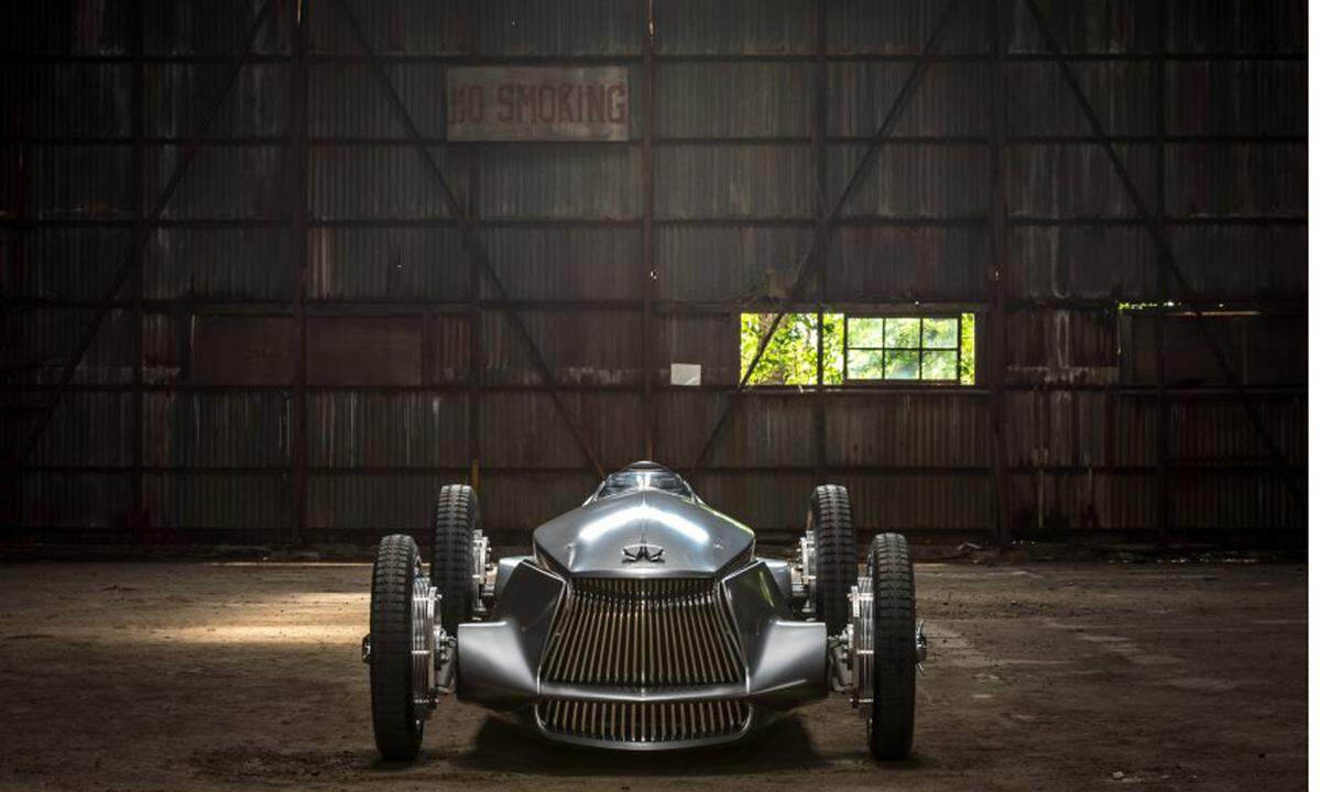 Dabei handelt es sich um einen elektrischen Retro-Roadster im Design der Rennwagen aus den 40er Jahren des vergangenen Jahrhunderts.