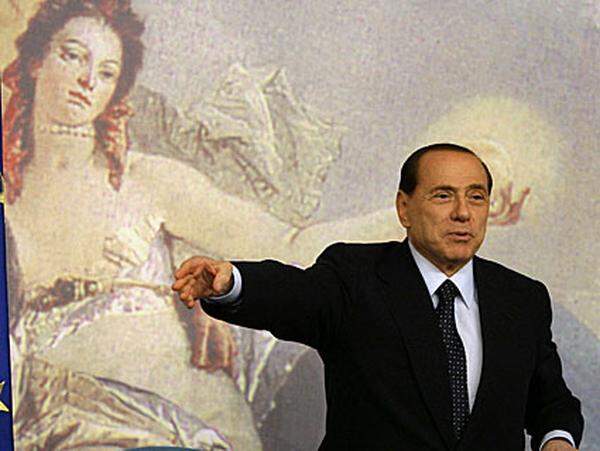 Im August 2008 machte Berlusconi überraschenderweise mit Prüderie Schlagzeilen. Er ließ eine Kopie des Gemäldes "Die von der Zeit enthüllte Wahrheit" von Giovanni Battista Tiepolo so umarbeiten, dass die nackten Brüste der darauf abgebildeten Frau nunmehr bedeckt waren. Das Bild hängt in dem Saal, in dem der Premier seine Pressekonferenzen hält - und er wolle den TV-Zuschauer "nicht beleidigen", erklärte er.