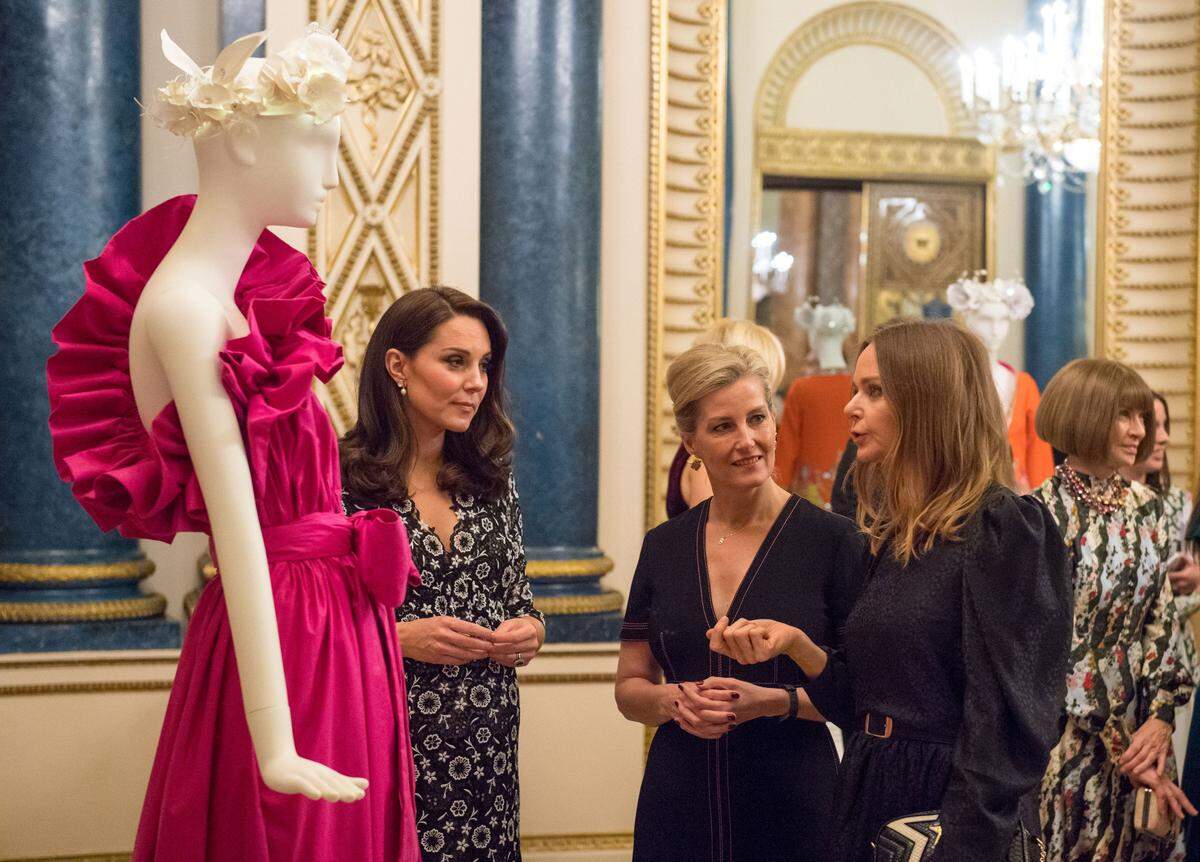 Auch Herzogin Kate sowie Sophie, Gräfin von Wessex, traten im Zuge der Modewoche in Erscheinung. Sie waren bei dem Commonwealth Fashion Exchange Empfang im Einsatz. Dieses Mode-Event stellte Designer aus dem Commonwealth in den Mittelpunkt.