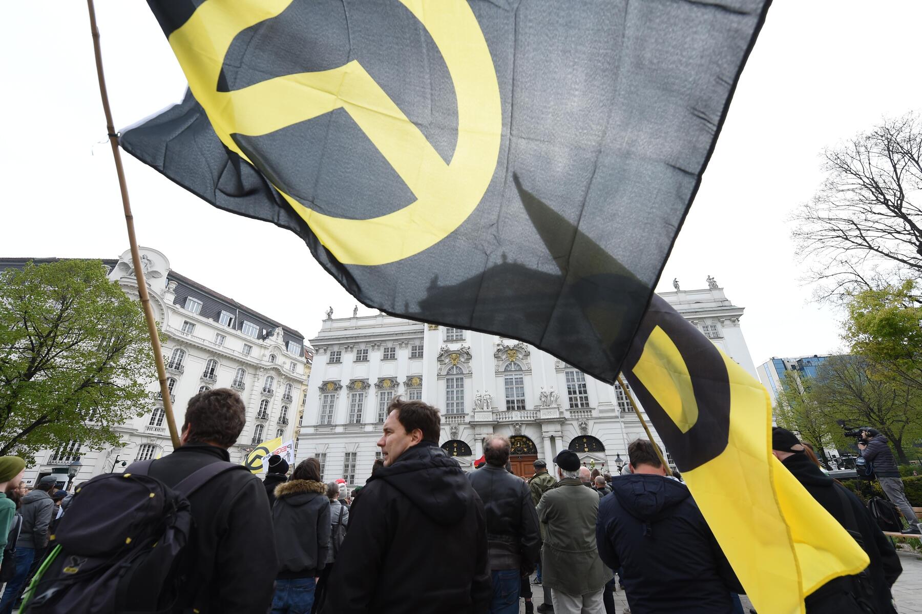 Handbuch neu aufgelegt: „Rechtsextremismus ist in Österreich auf dem Vormarsch“