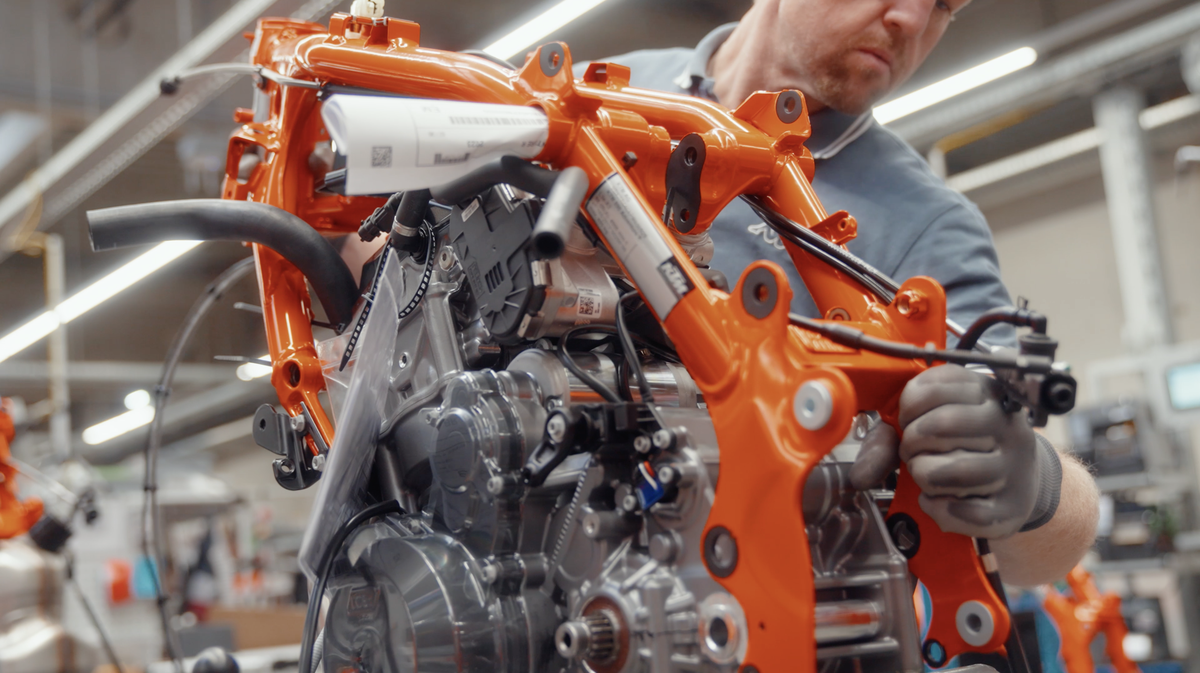 Die Pierer-Gruppe baut aktuell 360.000 Motorräder im Jahr. Die Mehrzahl der Maschinen wird in Mattighofen, am Stammsitz von KTM, gefertigt.