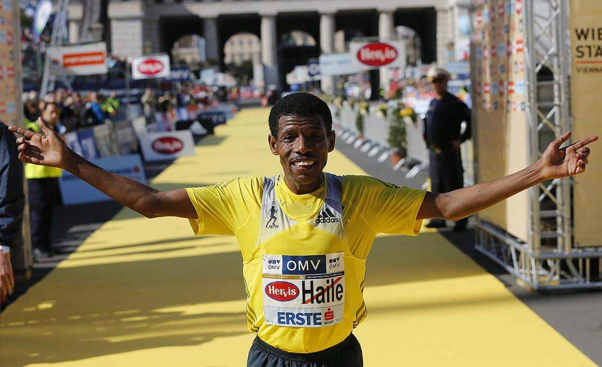Das Laufspektakel eröffnet hatte der 39-jährige äthiopische Wunderläufer Haile Gebrselassie, der das Halbmarathon-Champions-Race in 61:14 Minuten gewann.