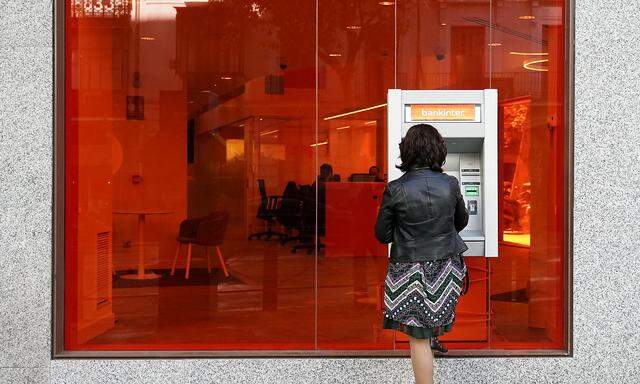 Symbolbild: Ein Geldautomat in Madrid.