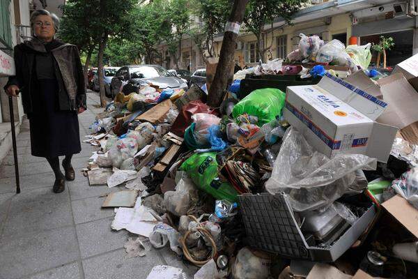 So liegen fast an jeder Ecke der griechischen Hauptstadt Athen am Mittwoch Berge von Müll.