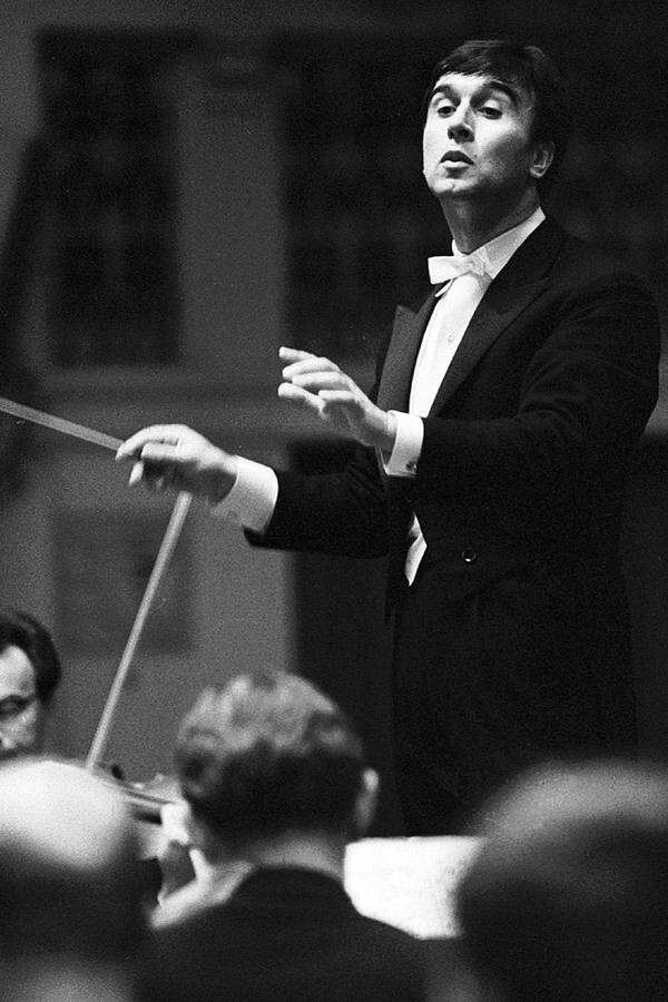 Claudio Abbado wurde am 26. Juni 1933 in Mailand als Sohn einer Musikerfamilie geboren. Schon als Achtjähriger hatte er das Ziel, Dirigent zu werden.  Er studierte zunächst am Konservatorium Giuseppe Verdi in Mailand Orchesterleitung, Klavier und Komposition. Dann wechselte er zu Hans Swarowsky an die Wiener Musikakademie, wo er neben Zubin Mehta als wichtigster Schüler des großen Wiener "Dirigentenmachers" galt.  Foto: Abbado 1968