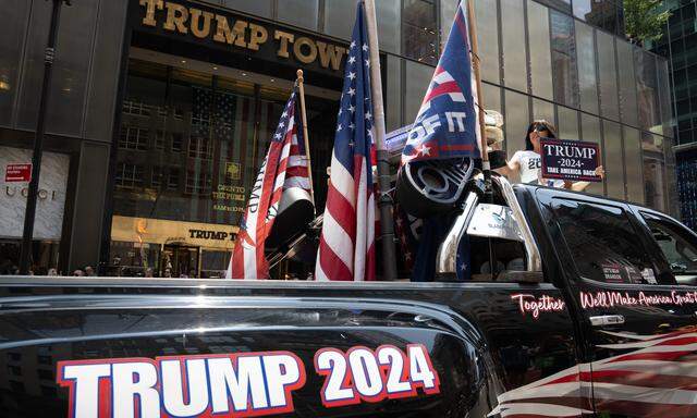 Am Sonntag, nur kurze Zeit nach dem Anschlagsversuch auf Donald Trump in Pennsylvania, fanden sich Unterstützer vor dem Trump Tower in New York ein.
