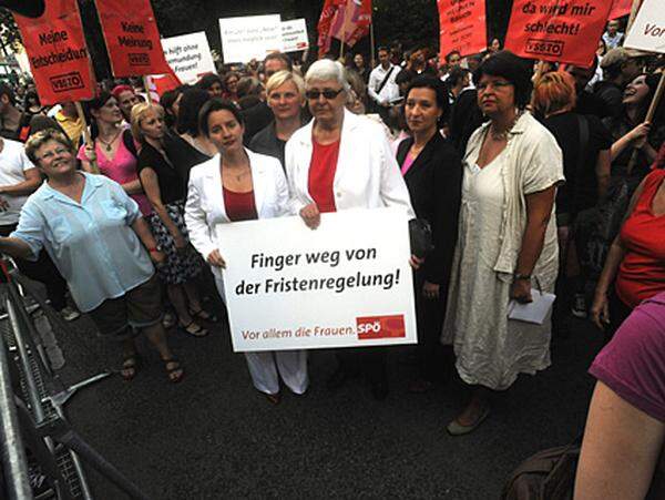 Unter die Befürworterinnen - zu einer der Demos hatten die SP-Frauen aufgerufen - michten sich etwa Frauenministerin Gabriele Heinisch-Hosek und Ex-Ministerin Johanna Dohnal.