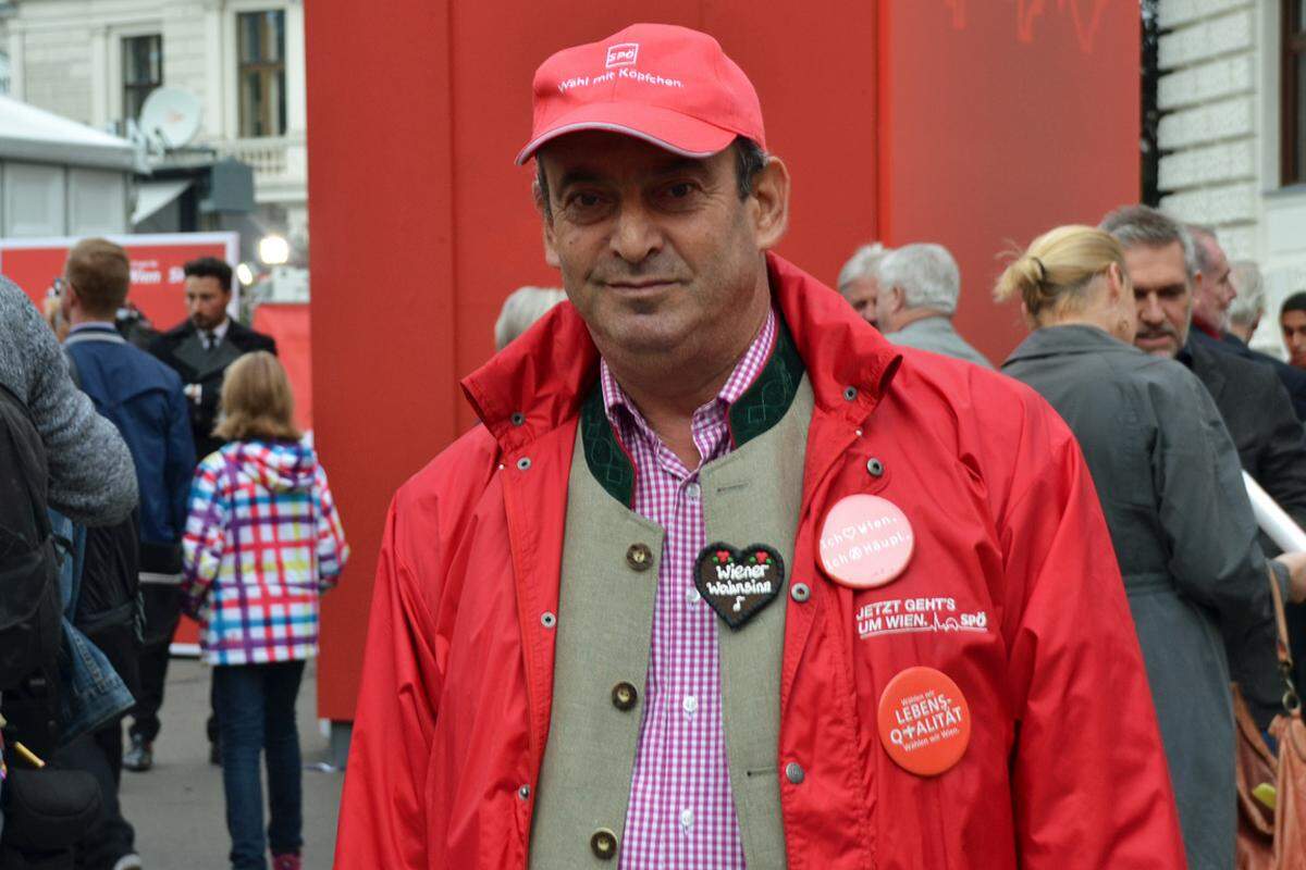 „Ich liebe Wien, ich wähle Häupl.“ So heißt es auf einem der vielen Buttons, die Beyazit Adnan auf seiner roten SPÖ-Jacke trägt. ER ist seit 1985 Mitglied der Sozialdemokraten und seither in Wahlkämpfen für diese unterwegs: „Heuer war es besonders schwierig“, räumt er ein. Denn viele Bürger seien durch die „Angstmache der FPÖ“ verunsichert. Er hoffe, dass sie sich davon nicht beeinflussen lassen und „die SPÖ Platz eins halten wird“.