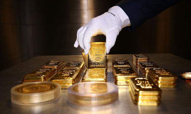 Goldmünzen und -barren in den Räumlichkeiten des Unternehmens Pro Aurum in München auf einem Archivbild. Die US-Bank JP Morgan Chase rät dazu, auf einen Rückgang beim Goldpreis zu setzen.