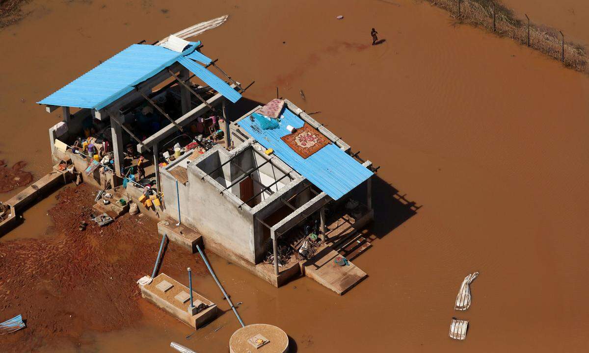 Viele Menschen haben Angehörige oder Freunde verloren. "Ich hatte sieben Tage lang praktisch nichts zu essen oder zu trinken", sagt Silva Joa Quimba. "Ich stand bis zur Hüfte im Wasser." Der 18-Jährige hatte Glück. Er schaffte es in der südlichen Stadt Buzi auf eines der Rettungsboote. "Meine Mutter ist noch in Buzi. Ich weiß nicht, ob sie noch am Leben ist oder nicht."