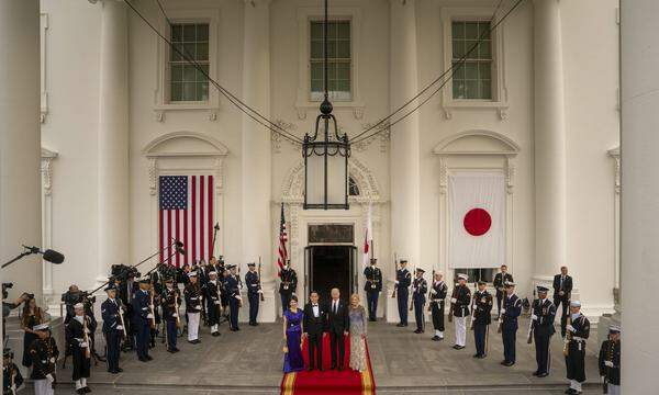 Japans Premier Fumio Kishida und seine Frau Yuko <em>(links)</em> mit dem US-Präsidentenpaar Joe und Jill Biden am Mittwochabend vor dem Weißen Haus.