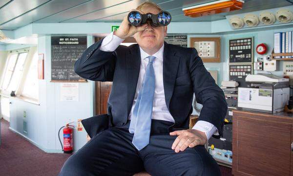 Boris Johnson auf der Brücke der Fähre zur Isle of Wight im Juni 2019.