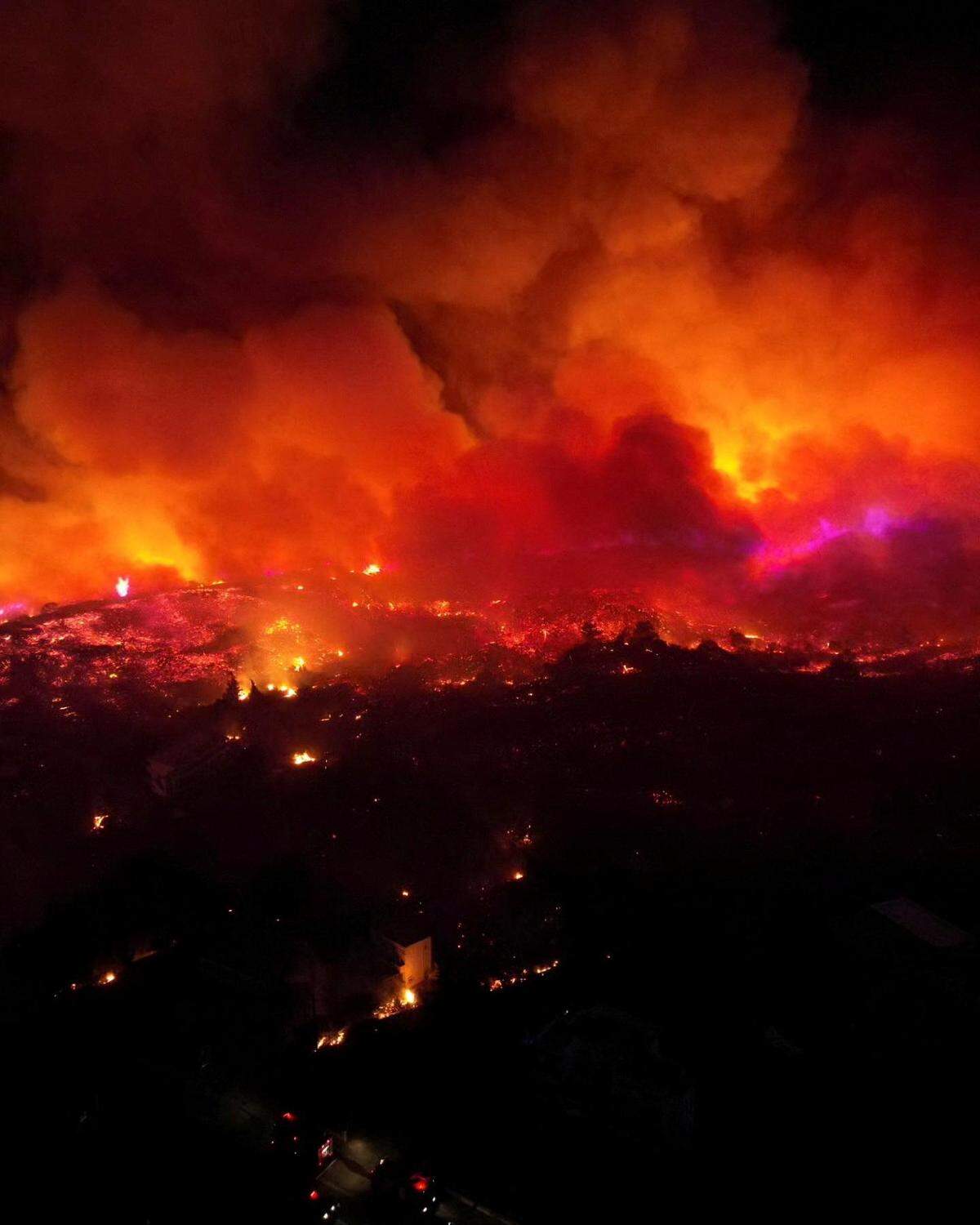 23. Juli: Schwere Brände suchen die Insel Rhodos heim. Tausende Urlauber und Anwohner mussten gerettet werden. 