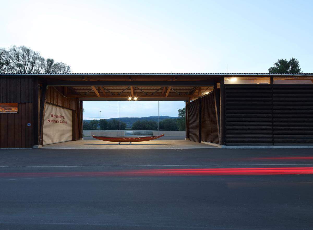 Es wurden acht Anerkennungen vergeben, eine davon in der Kategorie Export an die Donau-Hochwasserschutzhalle Sarling/Säusenstein (Architekturbüro Eva Rubin). (red., 11. 11. 2021) Mehr Infos unter: holzbaupreis-kaernten.at  