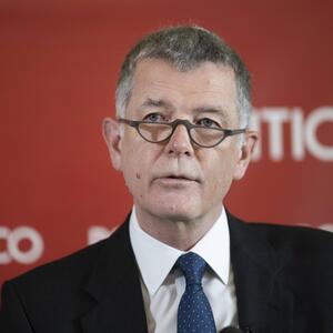 Richard Moore alias „C“, Chef des MI6. 