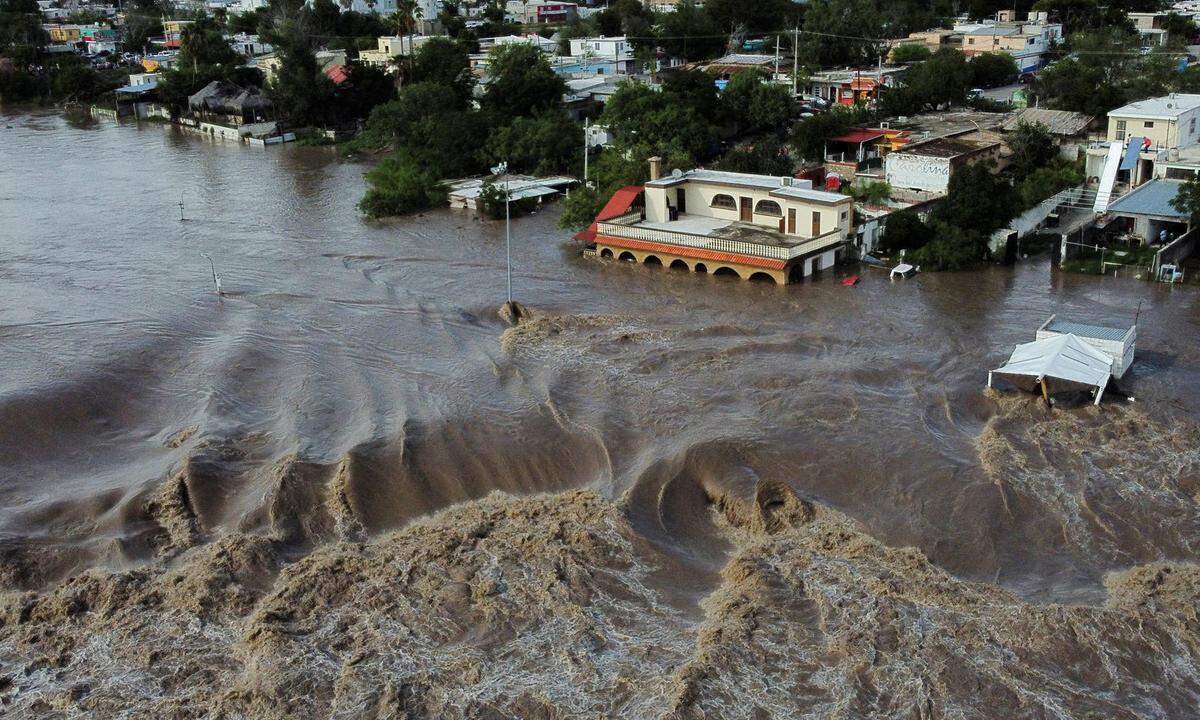 1. September. Der Fluss Sabinas im mexikanischen Bundesstaat Coahuila ist infolge heftiger Regenfälle über die Ufer getreten und hat dabei schwere Schäden angerichtet.