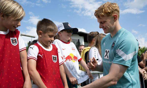 Nicolas Seiwald mit Fans nach dem 1. Training vor der EM-Qualifikation Begegnung zwischen Österreich und Belgien