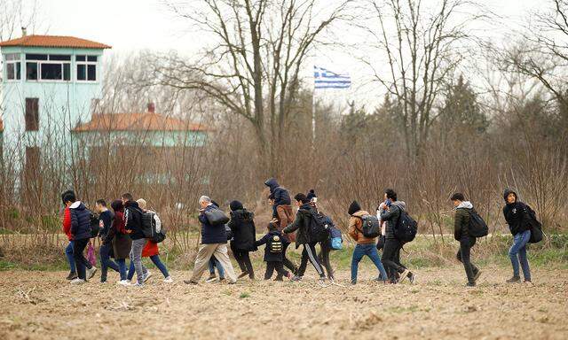 Die Regierung in Ankara droht, den Weg frei zu machen. Flüchtlinge und Migranten im türkischen Pazarkule an der Grenze zu Griechenland.