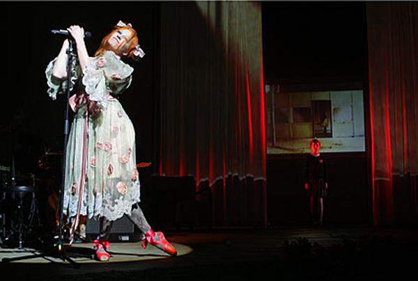 Die Schauspielerin sang bereits für die Toten Hosen ein Duett mit Campino: "Auflösen" auf der Platte "In aller Stille". Die beiden lernten sich in Berlin bei der "Dreigroschenoper" kennen. Nun darf Minichmayr auch im Burgtheater singen.