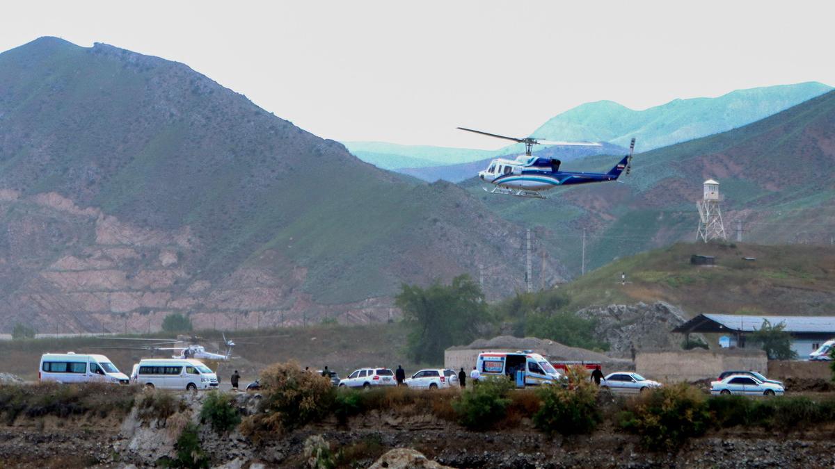 Der Hubschrauber mit Raisi beim Start an der Grenze zu Aserbaidschan. (Photo by Ali Hamed HAGHDOUST / IRNA / AFP)