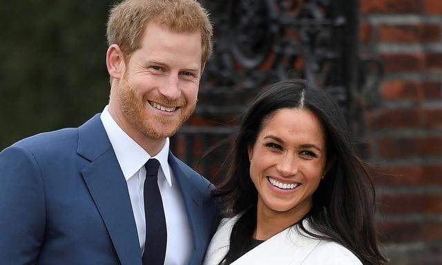 Britain´s Prince Harry poses with Meghan Markle in the Sunken Garden of Kensington Palace, London