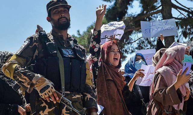 Protest unter den Augen der Taliban. Frauen demonstrieren vor der pakistanischen Botschaft in Kabul. 
