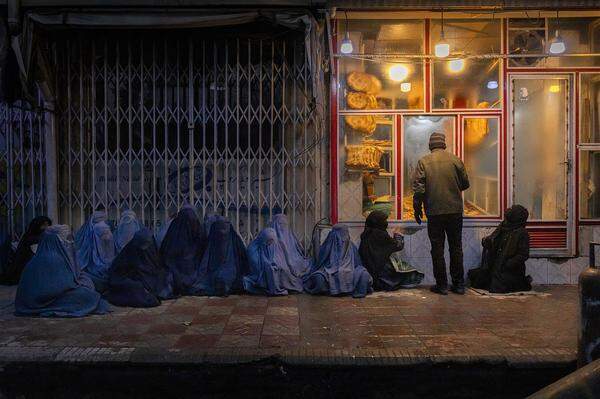 Auch dieses Bild stammt von Mads Nissen und aus Afghanistan: Frauen und Kinder betteln vor einer Bäckerei in Kabul um Essen.