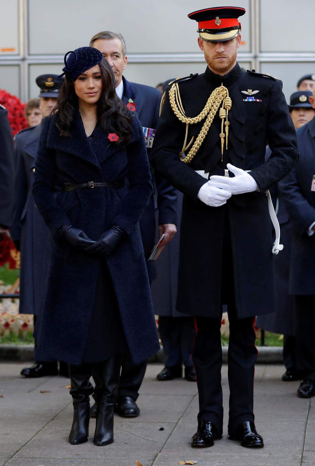 Beim 91. Field of Remembrance Event in der Westminster Abbey erschien die Herzogin in einem dunkelblauen Mantel von Sentaler, den sie schon zu ihrer Zeit als Schauspielerin trug. Dazu kombinierte sie einen Gürtel von Prada, einen Hut von Philip Treacy und Stiefel von Tamara Mellon. 