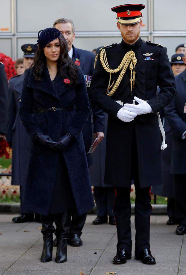 Beim 91. Field of Remembrance Event in der Westminster Abbey erschien die Herzogin in einem dunkelblauen Mantel von Sentaler, den sie schon zu ihrer Zeit als Schauspielerin trug. Dazu kombinierte sie einen Gürtel von Prada, einen Hut von Philip Treacy und Stiefel von Tamara Mellon. 