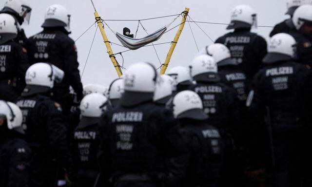 Die Aktivisten klettern auf wackelige Gestelle, um der Polizei die Räumung von Lützerath zu erschweren. 