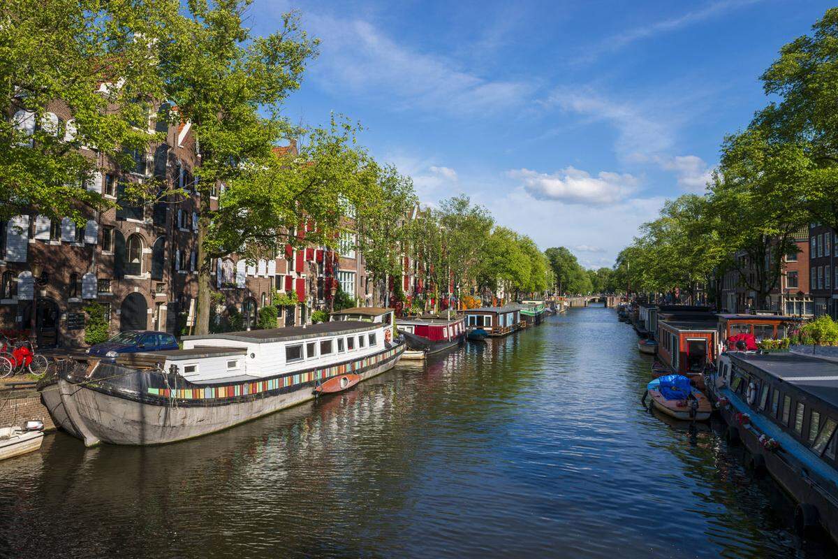 Seit Jahren ist die Hauptstadt der Niederlande von Übertourismus betroffen. In diesem Jahr sieht das ganz anders aus, Touristen haben einen ungehinderten Blick auf die Kanäle und Fachwerkhäuser. Zudem haben Museen und Galerien geöffnet, die spezielle Hygienekonzepte implementiert haben.