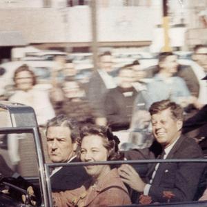 Eine letzte Aufnahme, die ihn lächelnd zeigt: „JFK“ in der schwarzen Limousine vor dem Attentat in Dallas 1963.