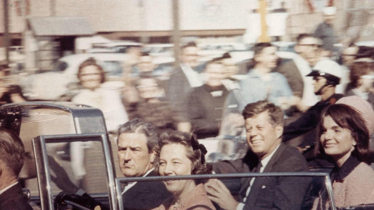 Eine letzte Aufnahme, die ihn lächelnd zeigt: „JFK“ in der schwarzen Limousine vor dem Attentat in Dallas 1963.