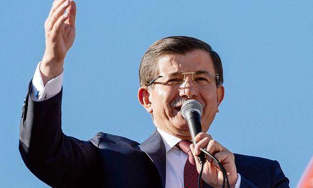 Der türkische Ministerpräsident Ahmet Davutoglu könnte sich einen internationalen Bodentruppen-Einsatz in der Türkei vorstellen.