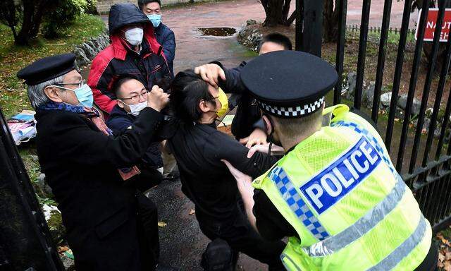 Vor dem chinesischen Konsulat in der britischen Stadt Manchester kam es zu Handgreiflichkeiten.